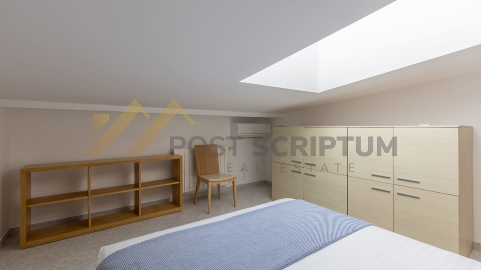 PRVI RED UZ MORE, DVOETAŽAN TROSOBAN S PARKING MJESTOM, DUGOROČNO