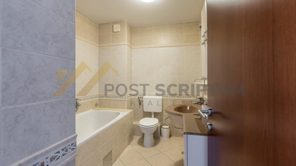 PRVI RED UZ MORE, DVOETAŽAN TROSOBAN S PARKING MJESTOM, DUGOROČNO