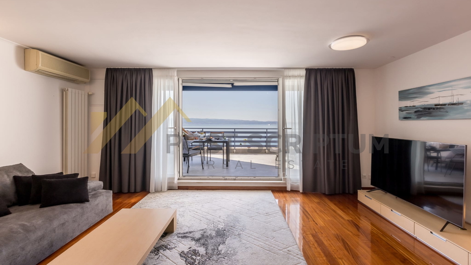 PRVI RED UZ MORE, DVOETAŽAN TROSOBAN S PARKING MJESTOM, DUGOROČNO