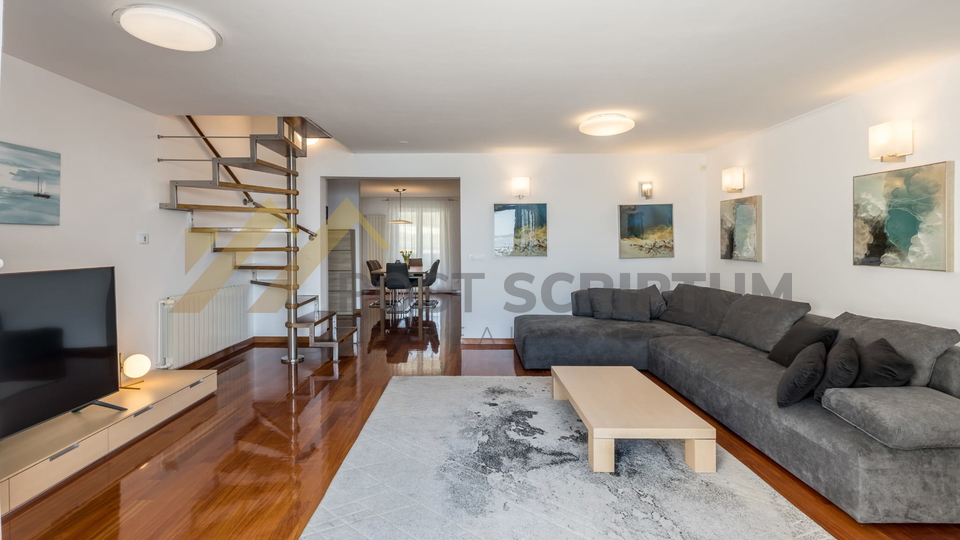 PRVI RED UZ MORE, DVOETAŽAN TROSOBAN S PARKING MJESTOM, DUGOROČNO