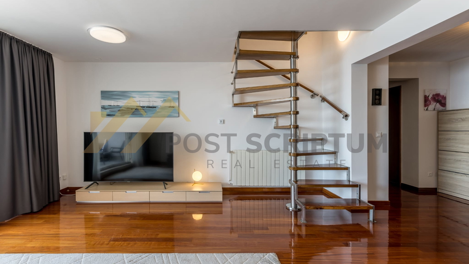 PRVI RED UZ MORE, DVOETAŽAN TROSOBAN S PARKING MJESTOM, DUGOROČNO