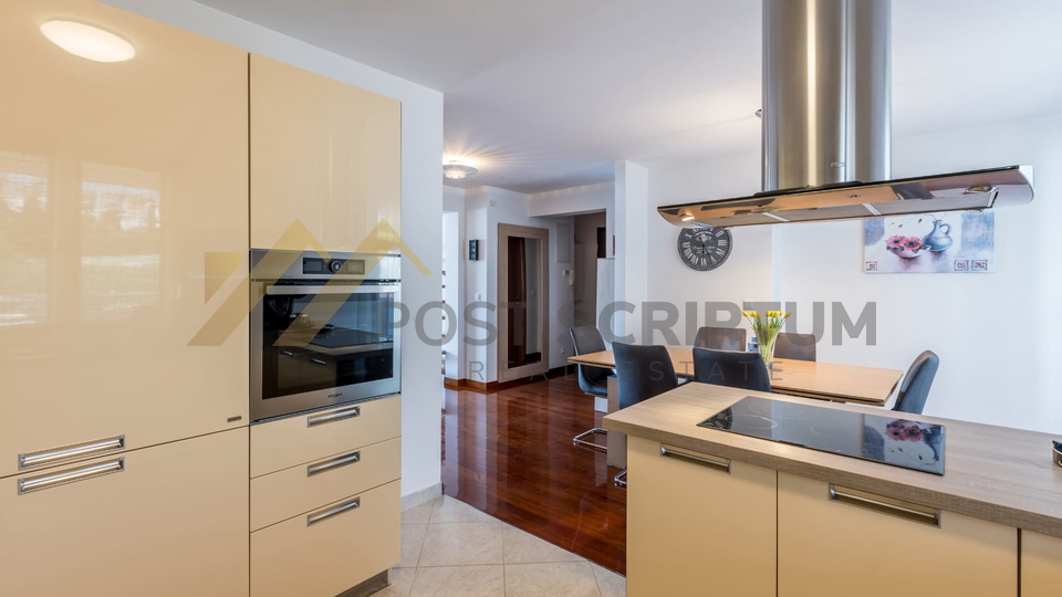 PRVI RED UZ MORE, DVOETAŽAN TROSOBAN S PARKING MJESTOM, DUGOROČNO