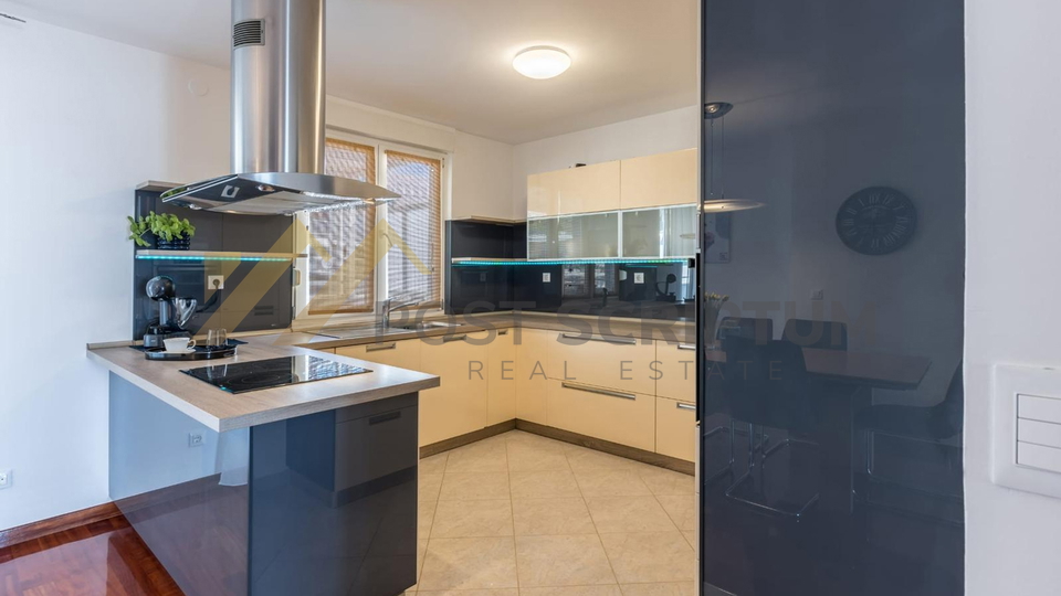 PRVI RED UZ MORE, DVOETAŽAN TROSOBAN S PARKING MJESTOM, DUGOROČNO