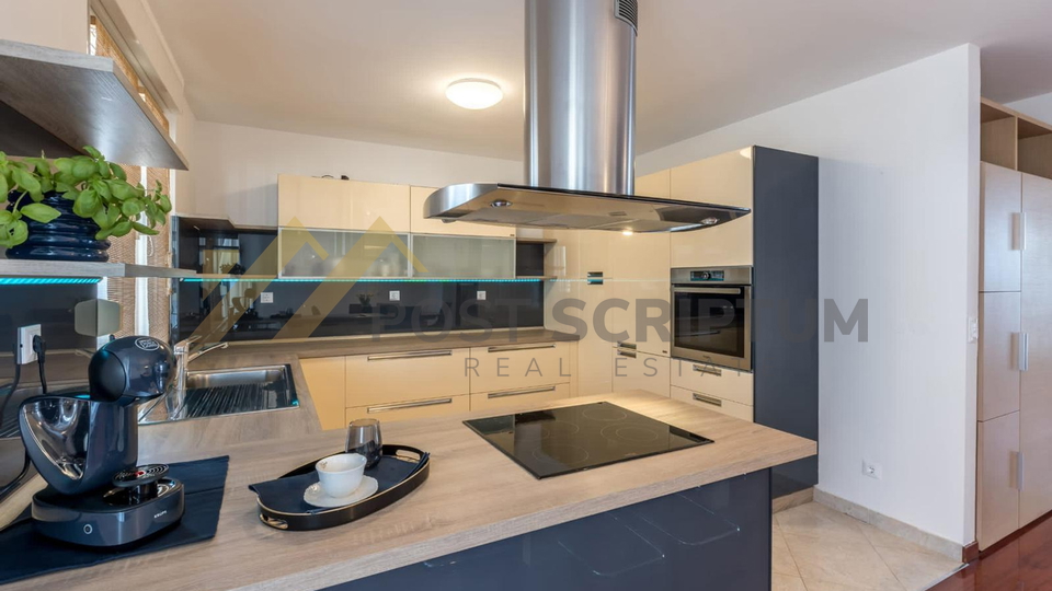 ŽNJAN, MODERN TWO FLOOR  APARTMENT BY THE SEA