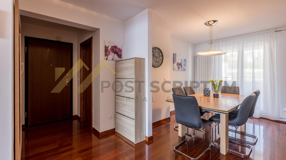 PRVI RED UZ MORE, DVOETAŽAN TROSOBAN S PARKING MJESTOM, DUGOROČNO