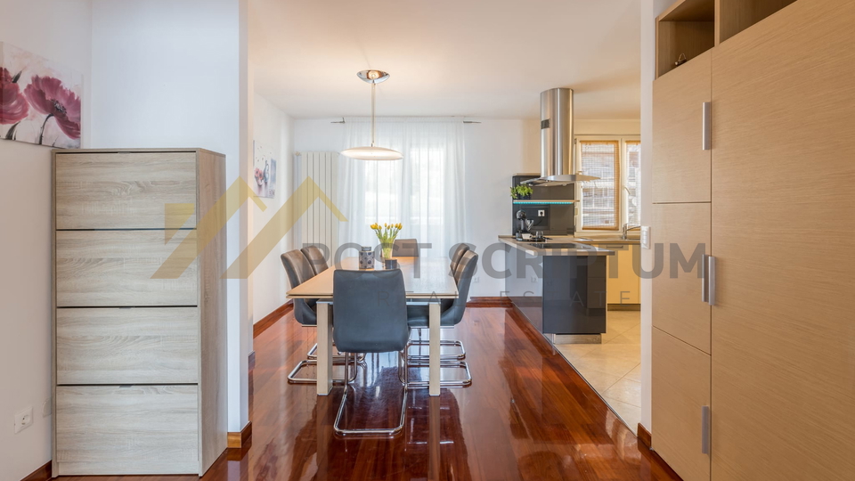 PRVI RED UZ MORE, DVOETAŽAN TROSOBAN S PARKING MJESTOM, DUGOROČNO