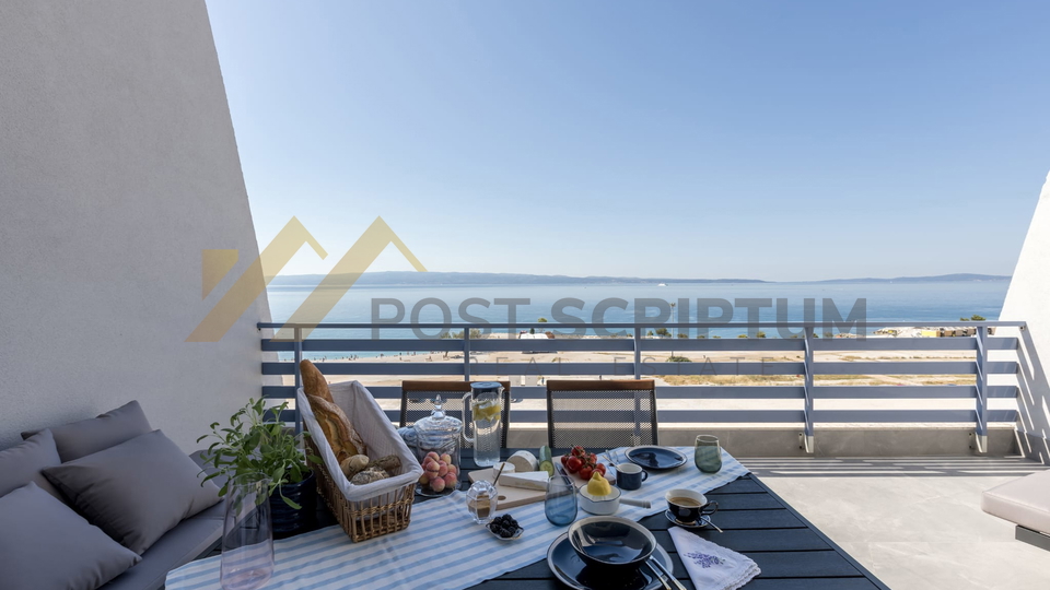 PRVI RED UZ MORE, DVOETAŽAN TROSOBAN S PARKING MJESTOM, DUGOROČNO