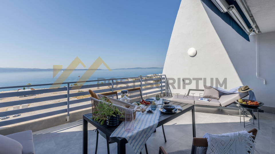 PRVI RED UZ MORE, DVOETAŽAN TROSOBAN S PARKING MJESTOM, DUGOROČNO