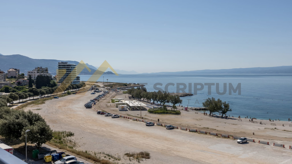 PRVI RED UZ MORE, DVOETAŽAN TROSOBAN S PARKING MJESTOM, DUGOROČNO