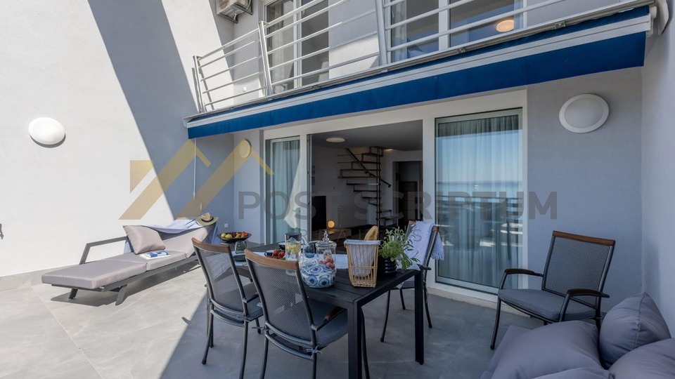 PRVI RED UZ MORE, DVOETAŽAN TROSOBAN S PARKING MJESTOM, DUGOROČNO