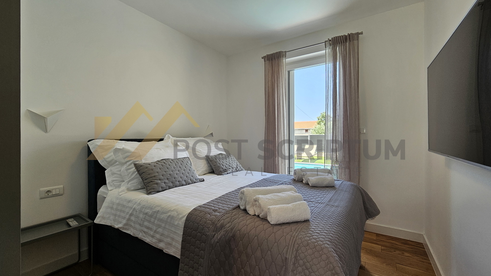 KAŠTEL SUĆURAC, KUĆA S BAZENOM I OKUĆNICOM