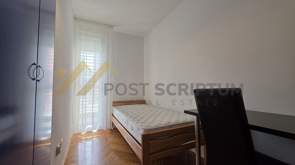 BRODARICA&comma; KOMFORAN TROSOBAN S PARKINGOM&comma; DUGORO&Ccaron;NO