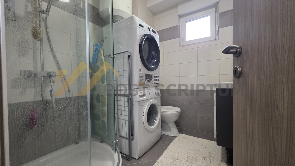 KMAN&comma; GARSONIJERA S TERASOM I VRTOM&comma; VANJSKI PARKING