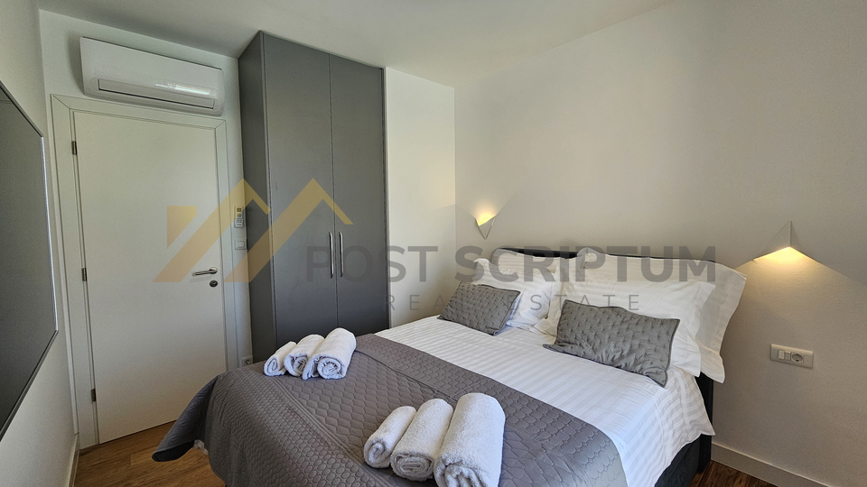 KAŠTEL SUĆURAC, KUĆA S BAZENOM I OKUĆNICOM