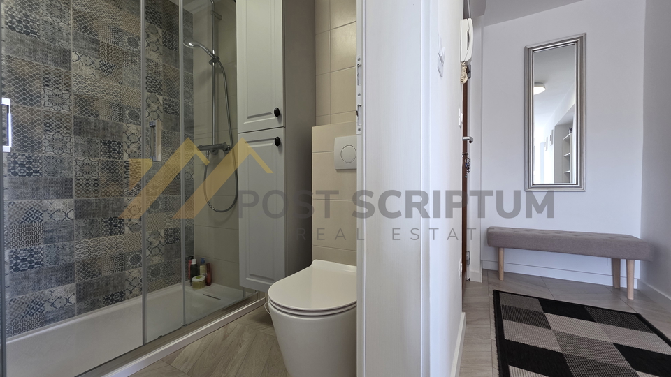 GRIPE&comma; KOMFORAN JEDNOSOBAN &Scaron;ARMANTNOG URE&Dstrok;ENJA