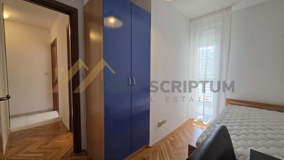 BRODARICA&comma; KOMFORAN TROSOBAN S PARKINGOM&comma; DUGORO&Ccaron;NO