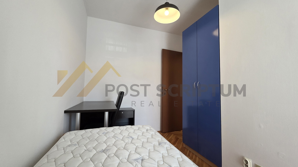 BRODARICA&comma; KOMFORAN TROSOBAN S PARKINGOM&comma; DUGORO&Ccaron;NO