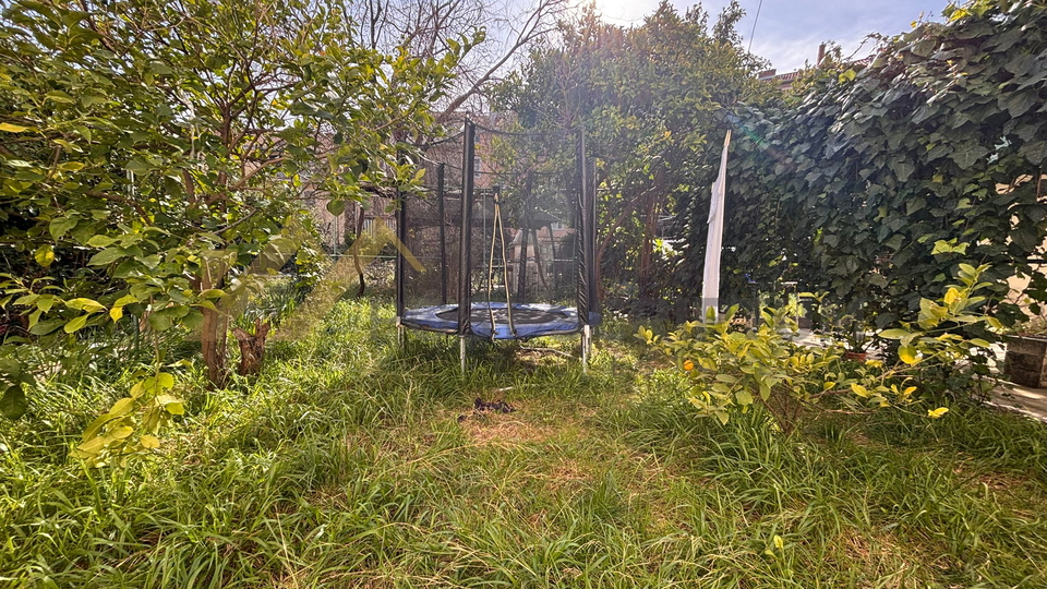 SPINUT&comma; RENOVIRAN JEDNOSOBAN&comma; DUGORO&Ccaron;AN NAJAM&comma; PRVO USELJENJE