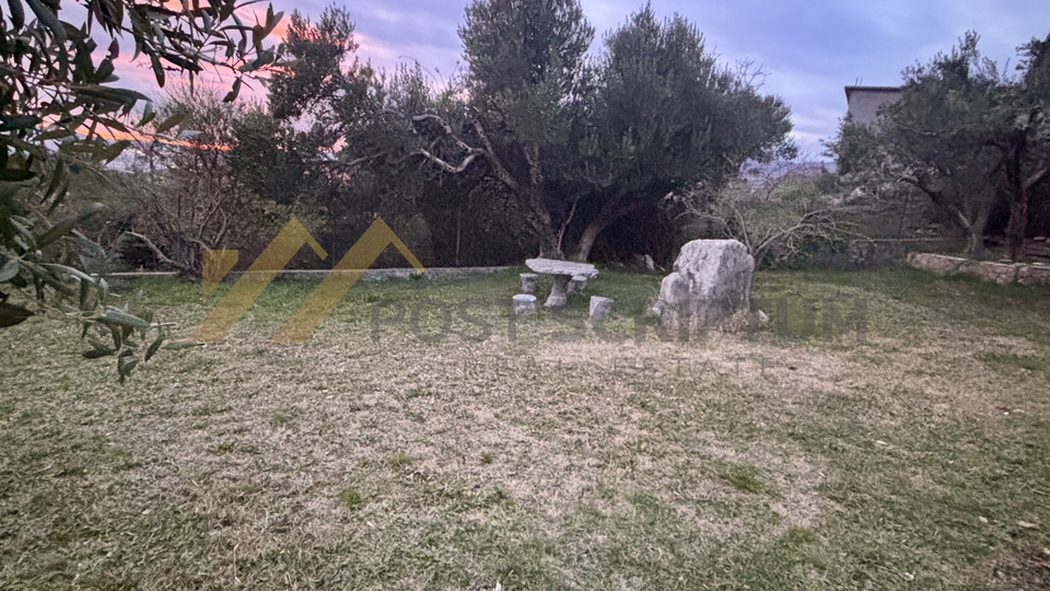 KA&Scaron;TEL STARI&comma; KU&Cacute;A S OKU&Cacute;NICOM OD 700M2&comma; VANJSKI PARKING