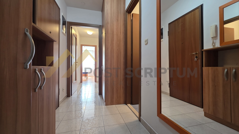 BRODARICA&comma; KOMFORAN TROSOBAN S PARKINGOM&comma; DUGORO&Ccaron;NO