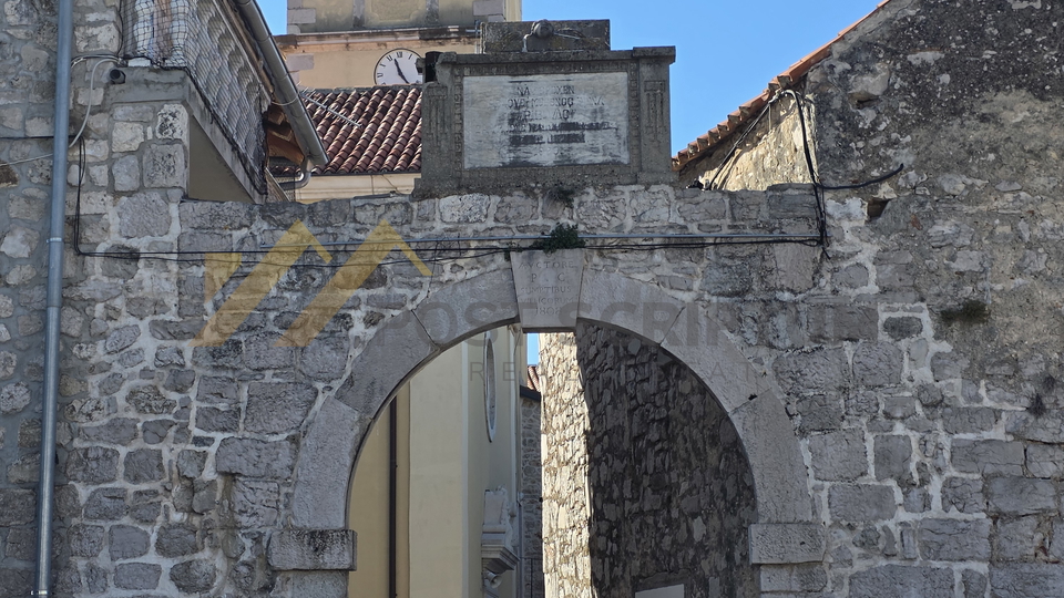 PIROVAC, KUĆA NA DVIJE ETAŽE S POSLOVNIM PROSTOROM U PRIZEMLJU