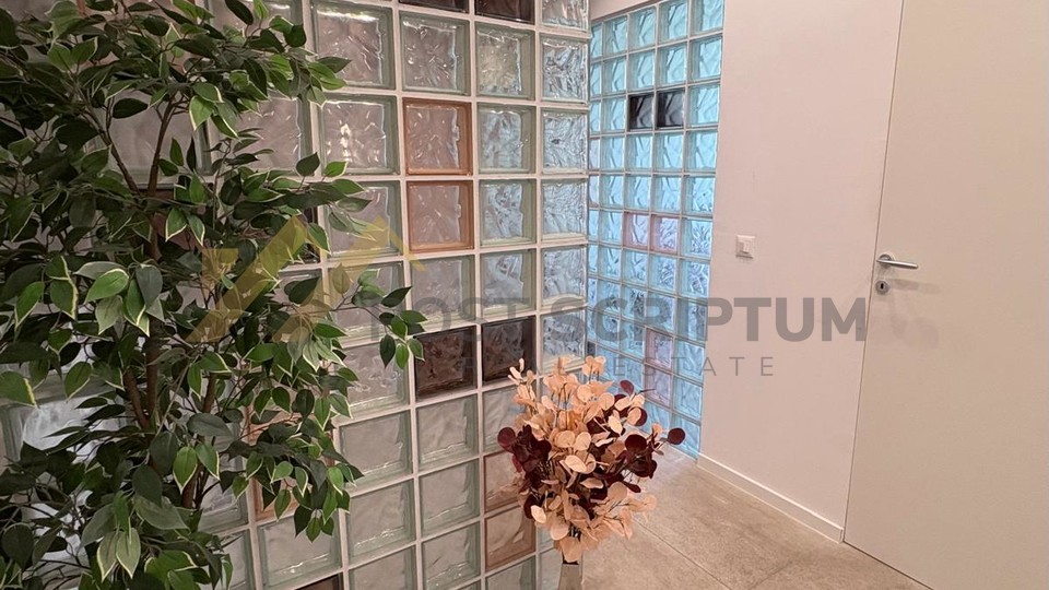BUSINESS SPACE of 63sqm&comma; ATTRACTIVE LOCATION