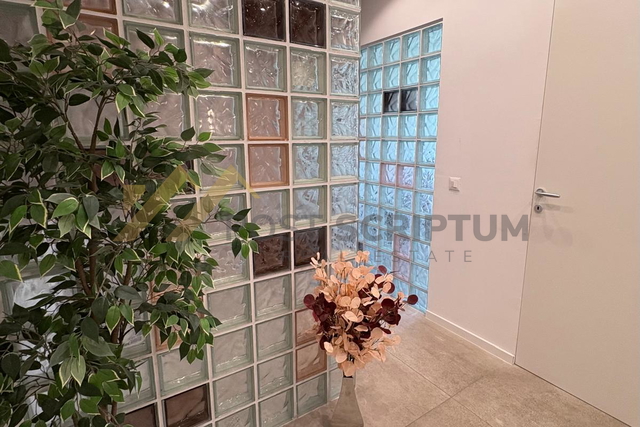 BUSINESS SPACE of 63sqm, ATTRACTIVE LOCATION