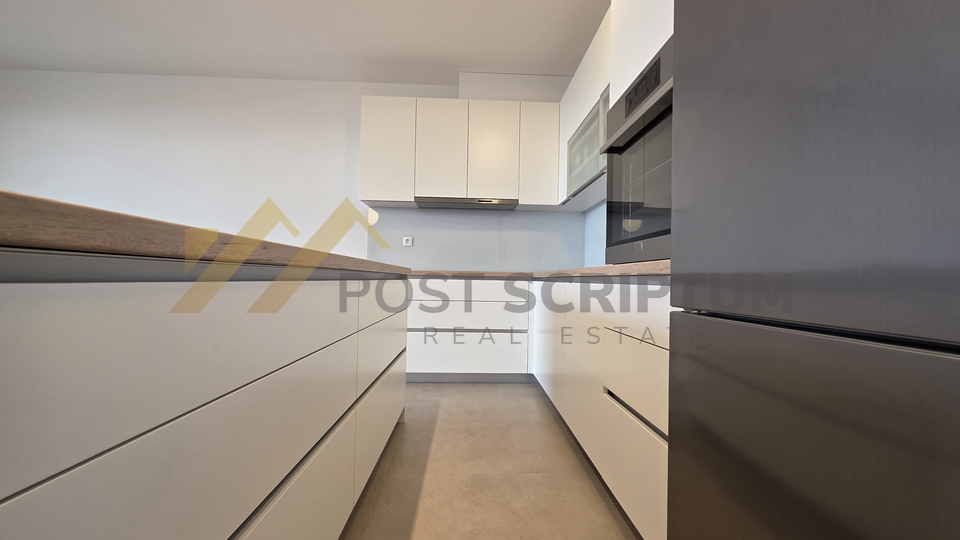 TRSTENIK&comma; PREDIVAN DVOSOBAN&comma; PARKING&comma; DUGORO&Ccaron;NO