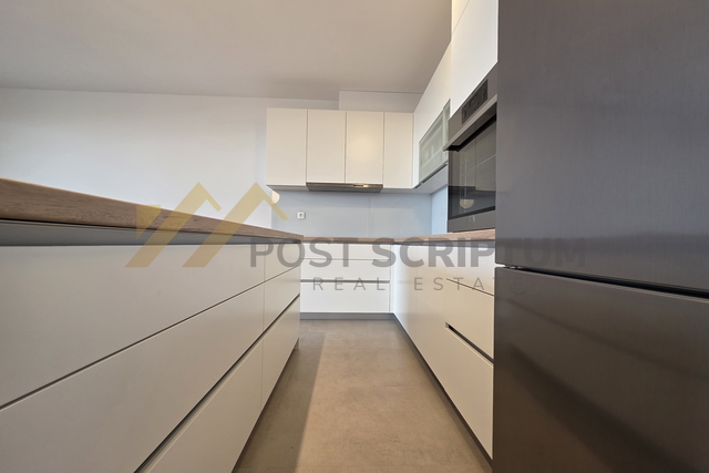 TRSTENIK, PREDIVAN DVOSOBAN, PARKING, DUGOROČNO