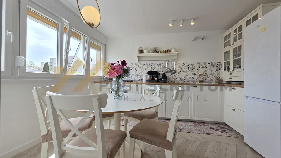 GRIPE&comma; KOMFORAN JEDNOSOBAN &Scaron;ARMANTNOG URE&Dstrok;ENJA