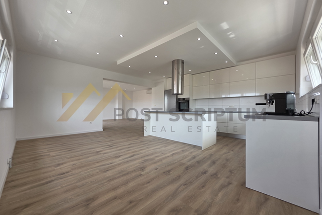 ZADAR, ZGRADA S DVA STANA, DVA POSLOVNA PROSTORA I DVORIŠTEM