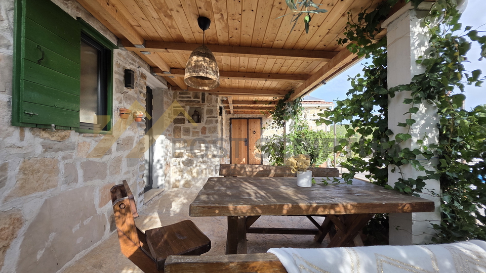 ŠARMANTNA KUĆA S BAZENOM NADOMAK SPLITA