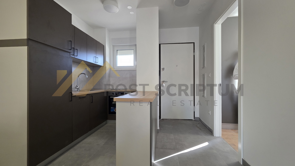 PRVO USELJENJE, DVOSOBAN S PATKINGOM U GARAŽI