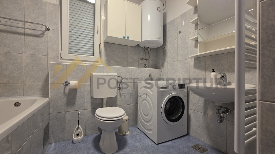 BRODARICA&comma; KOMFORAN TROSOBAN S PARKINGOM&comma; DUGORO&Ccaron;NO