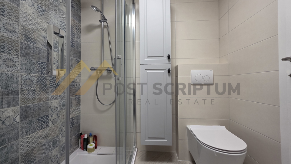 GRIPE&comma; KOMFORAN JEDNOSOBAN &Scaron;ARMANTNOG URE&Dstrok;ENJA