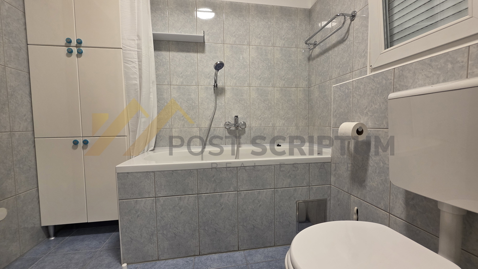 BRODARICA&comma; KOMFORAN TROSOBAN S PARKINGOM&comma; DUGORO&Ccaron;NO