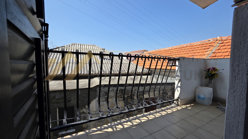 PRIVOR&comma; VIKEND KU&Cacute;A NA KAT S KONOBOM i VRTOM