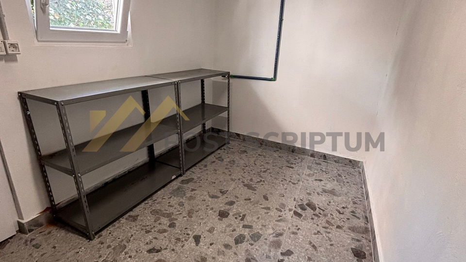 SPINUT&comma; RENOVIRAN JEDNOSOBAN&comma; DUGORO&Ccaron;AN NAJAM&comma; PRVO USELJENJE