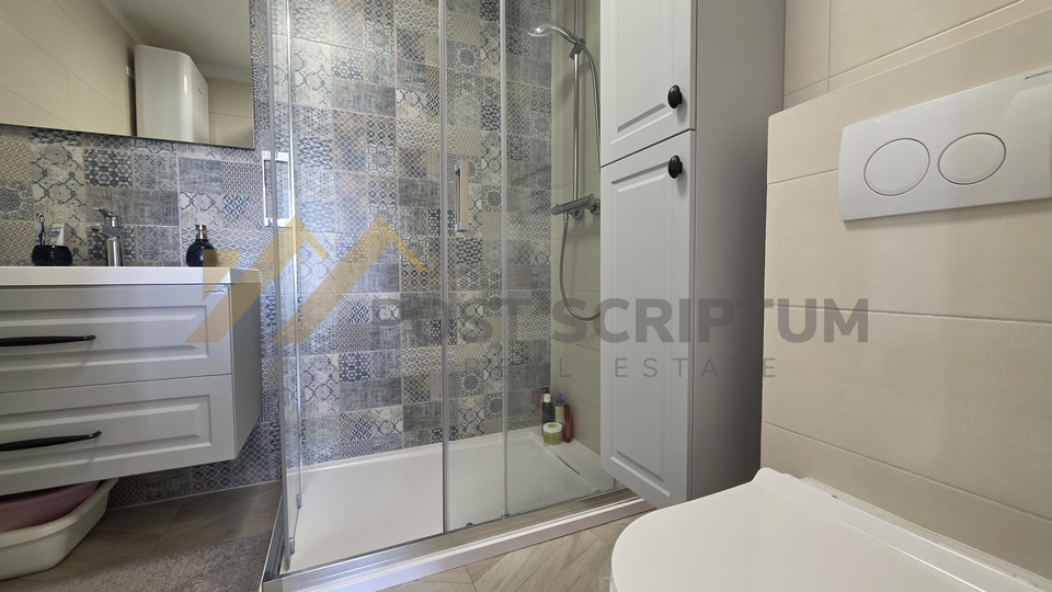 GRIPE&comma; KOMFORAN JEDNOSOBAN &Scaron;ARMANTNOG URE&Dstrok;ENJA