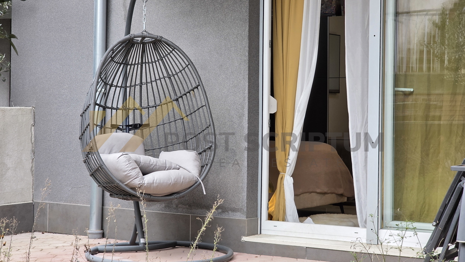 KMAN&comma; GARSONIJERA S TERASOM I VRTOM&comma; VANJSKI PARKING