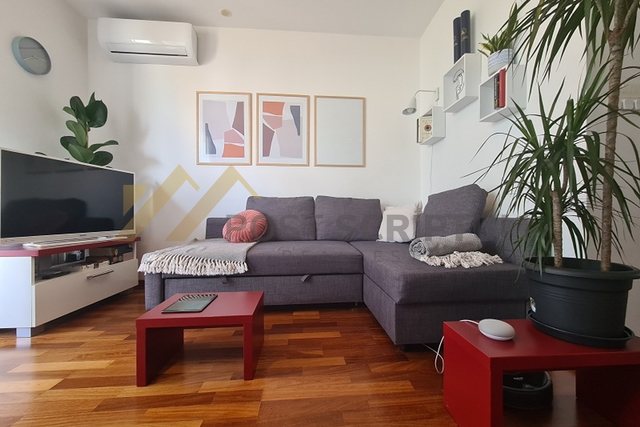 ŽNJAN, NOVONAMJEŠTEN JEDNOSOBAN S GARAŽOM, DOSTUPAN OD 1.3. do 1.6.2026.