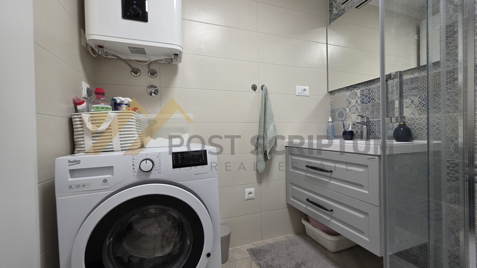 GRIPE&comma; KOMFORAN JEDNOSOBAN &Scaron;ARMANTNOG URE&Dstrok;ENJA