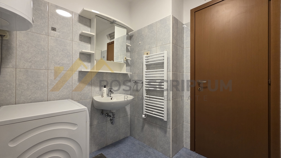 BRODARICA&comma; KOMFORAN TROSOBAN S PARKINGOM&comma; DUGORO&Ccaron;NO