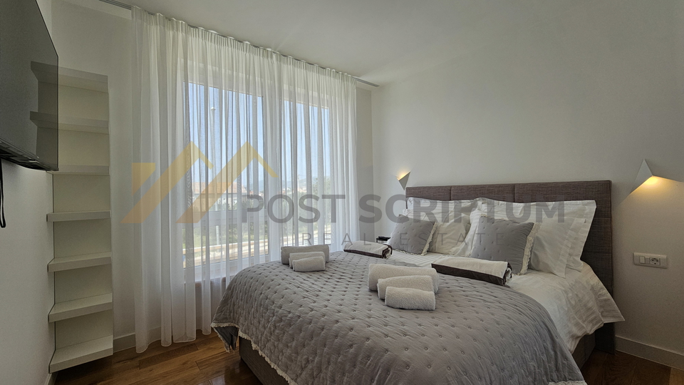 KAŠTEL SUĆURAC, KUĆA S BAZENOM I OKUĆNICOM