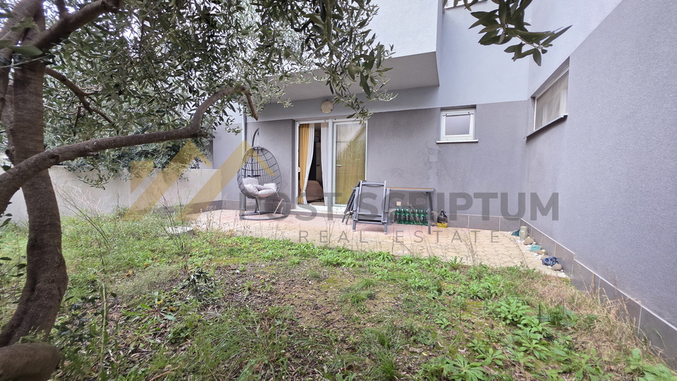 KMAN&comma; GARSONIJERA S TERASOM I VRTOM&comma; VANJSKI PARKING