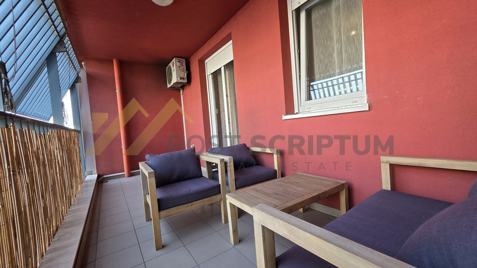 BRODARICA&comma; KOMFORAN TROSOBAN S PARKINGOM&comma; DUGORO&Ccaron;NO