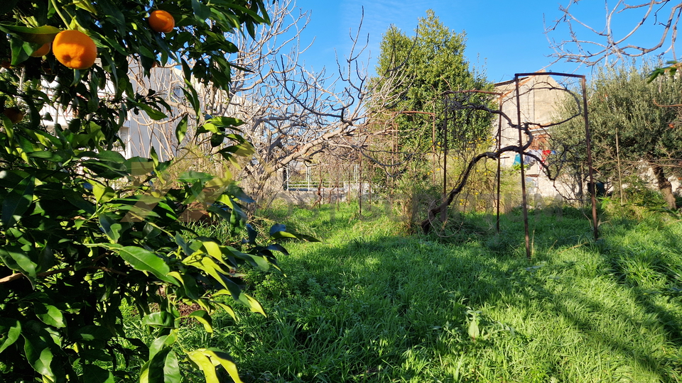 LUČAC, HOUSE WITH A BEAUTIFUL GARDEN