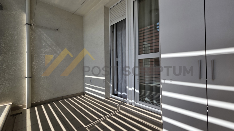 BRODARICA&comma; KOMFORAN TROSOBAN S PARKINGOM&comma; DUGORO&Ccaron;NO