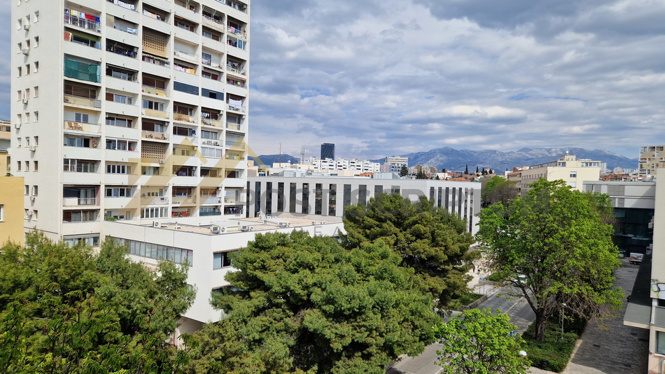DOBRI, COMMERCIAL PROPERTY of 24sqm, UTILITIES INCLUDED IN THE RENT PRICE