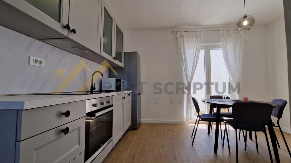 MAKARSKA, NOVOUREĐEN DVOSOBAN S PARKING MJESTOM, DUGOROČAN NAJAM